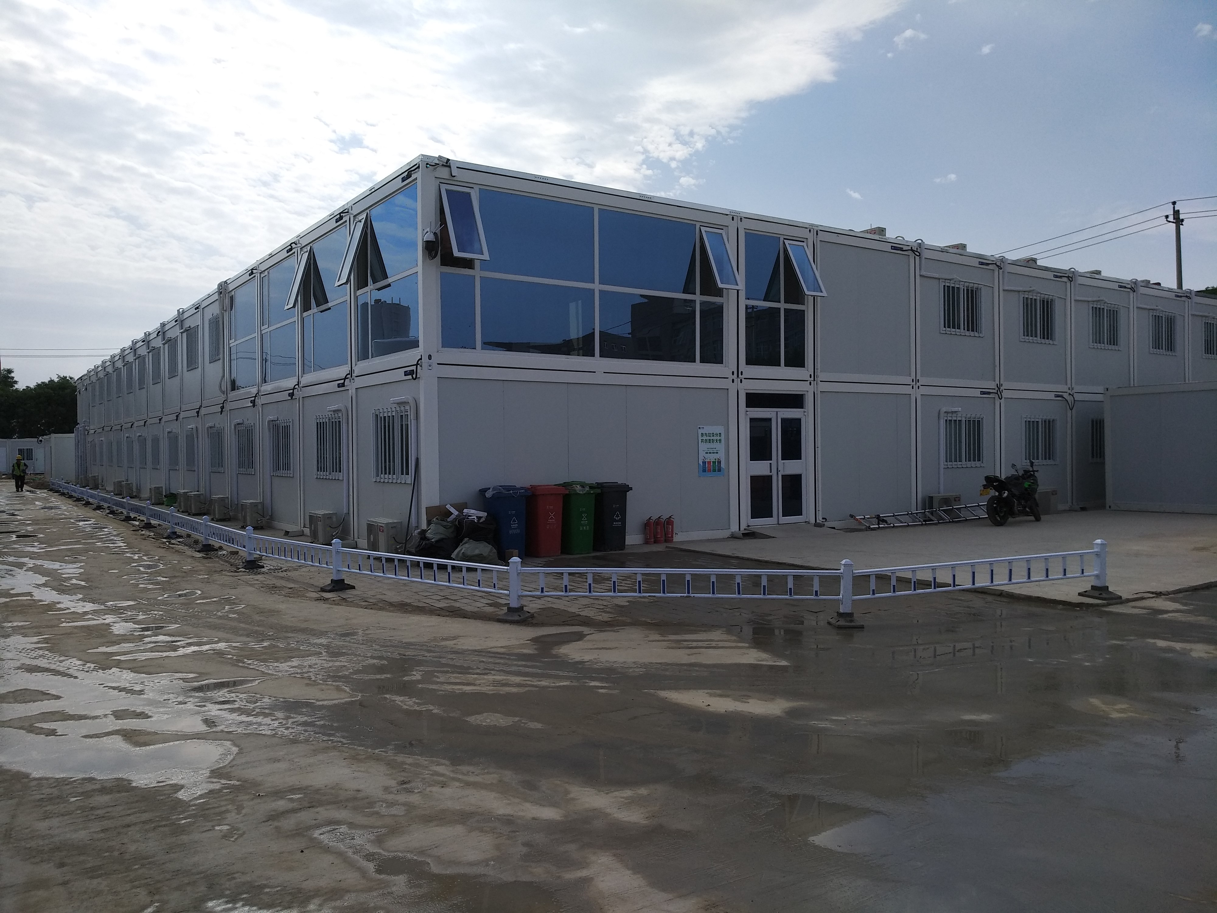 天恒集團(tuán)某建筑工地打包箱辦公樓項目外觀