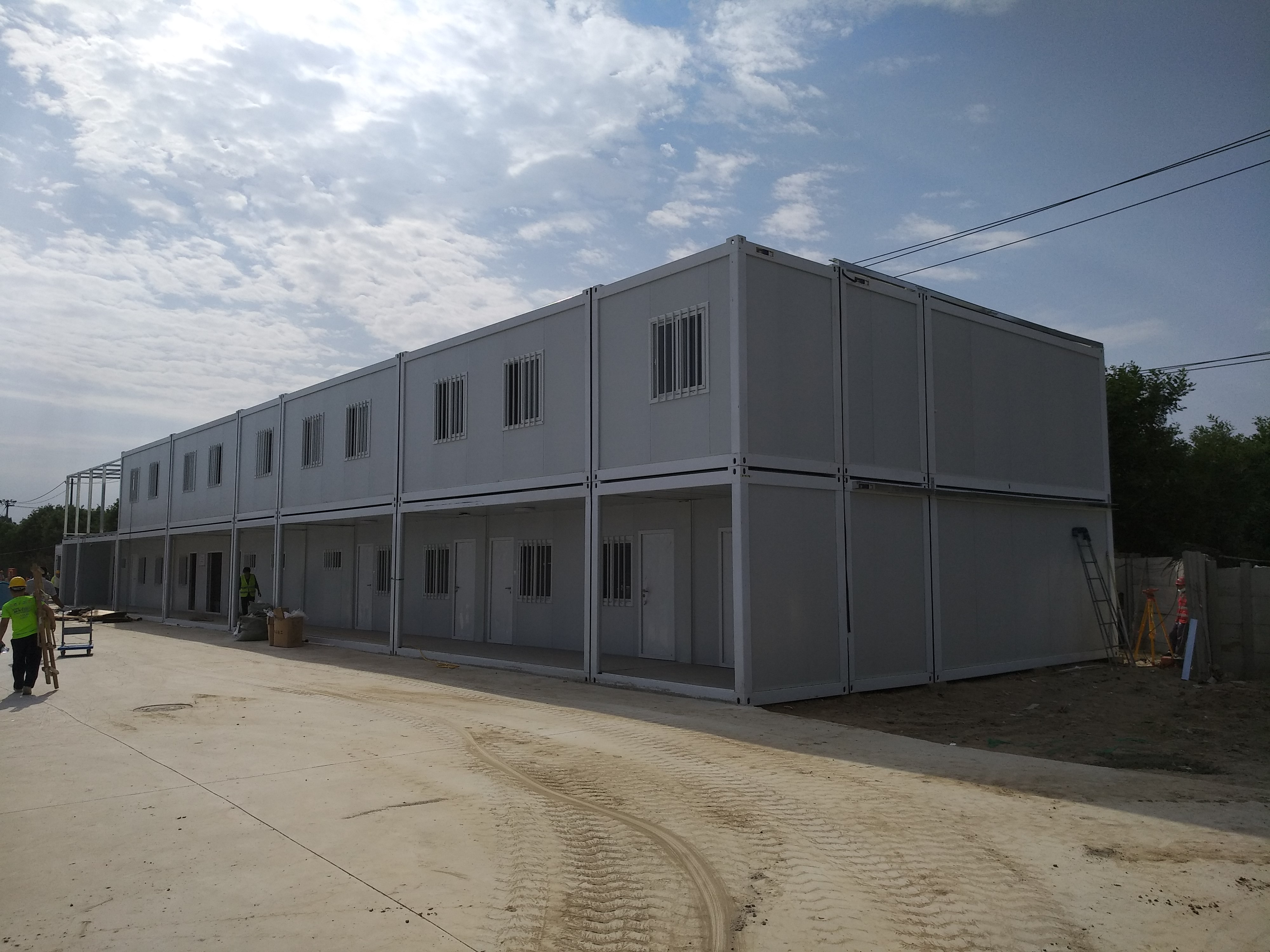 生活設(shè)施區(qū)內(nèi)建衛(wèi)生間、洗浴室、晾曬臺、多媒體教室等